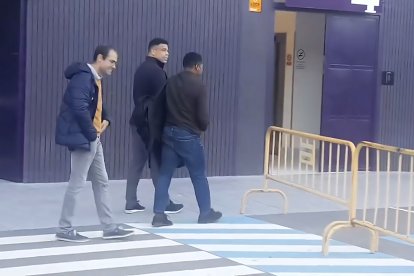 Ronaldo, en el centro, entra a las oficinas del club.