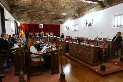 Bancada vacía del grupo socialista de la Diputación de Valladolid