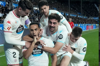 Anuar celebra junto a sus compañeros el tercer gol frente al Alavés