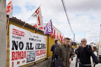 El presidente del comité de empresa de Bimbo, Félix Fernández, explica los detalles de la asamblea de trabajadores de la compañía en Valladolid.