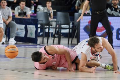 Juan García Abril y Galán, en el suelo en una acción del partido.