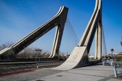 Puente de la Hispanidad en la avenida de Zamora, donde ocurrió la colisión.