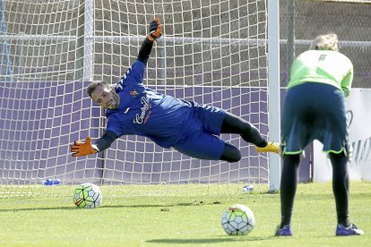 Julio Iricibar realiza una estirada durante un entrenamiento con el primer equipo del Real Valladolid.