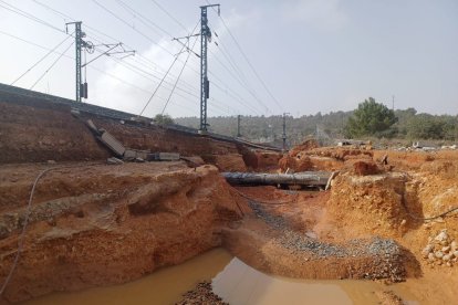 Daños en la línea ferroviaria de alta velocidad en Valencia por la Dana.