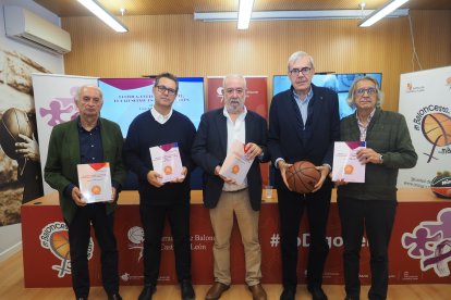 Julio Martínez, Lolo Velasco, Óscar Castañeda, Samuel Puente y Luis Moratinos, en la FBCyL, con el segundo volumen de la ‘Historia del Baloncesto en Castilla y León’.