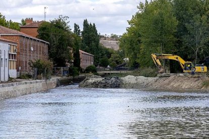 Obras en la dársena del Canal de Castilla en Valladolid, en una foto de archivo. ICAL