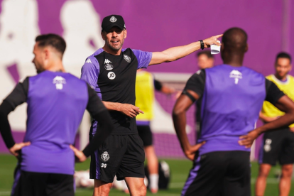 Pezzolano da indicaciones en un entrenamiento