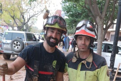 A la izquierda, Jorge Vidal, bombero de Valladolid que acudió como voluntario a Aldaia