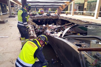 Bomberos de la Diputación de Valladolid y militares de la UME en el centro comercial Bonaire tras el paso de la DANA