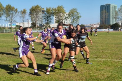 Una imagen del partido entre el CRAT Rialta y El Salvador femenino.