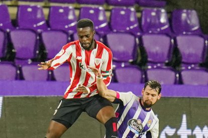 Luis Pérez e Iñaki Williams en el 2-1 de la temporada 20-21, último triunfo pucelano ante el Athletic.