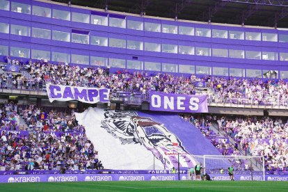 ‘Tifo’ del Fondo Norte en el debut ante el Espanyol.