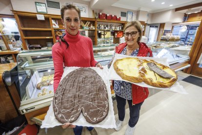 Patricia y Milagros García Puente posan con una versión XL de sus tradicionales palmeras y raquetas. Junto a los tres hermanos que se encargan del obrador 
custodian el legado artesano de Silma.