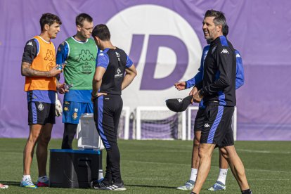 Pezzolano, a la derecha, durante el entrenamiento blanquivioleta del martes.