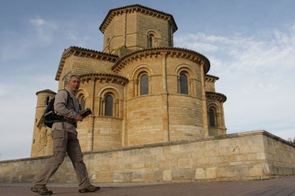 San Martín de Tours, fundada por Doña Mayor y máximo exponente del románico.