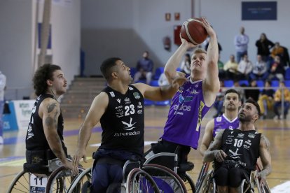 Jugada entre ambos equipos en la reciente Copa Castilla y León.