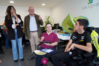 El alcalde de Valladolid, Jesús Julio Carnero, visita el taller de salud mental organizado por la Fundación Bertín Osborne. Le acompaña su presidenta, Fabiola Martínez