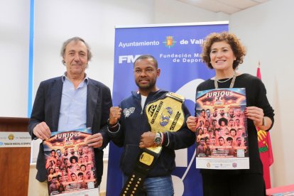 Francisco Javier Asprilla, con el cinturón de campeón del torneo, acompañado de Borja Lara y Mayte Martínez