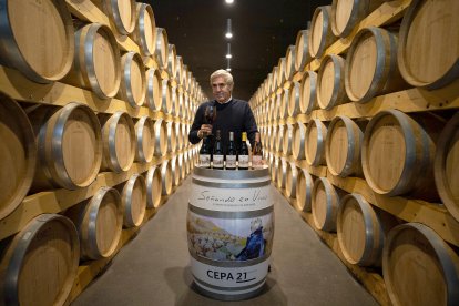 José Moro, en el interior de la sala de barricas de Cepa 21, en la Ribera del Duero.  /