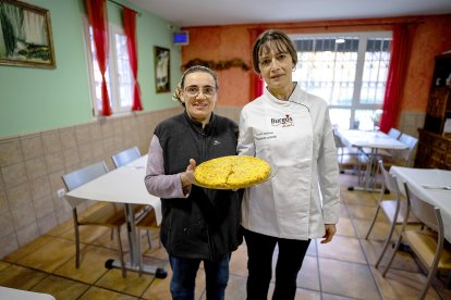 Conchi y Susana, en el comedor de La Encina, con una de sus tortillas