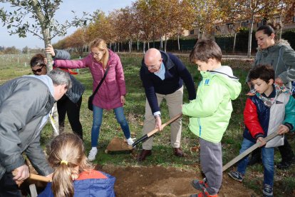 El alcalde de Valladolid, Jesús Julio Carnero, participa en una plantación para dar vida al bosque urbano en Santa Ana