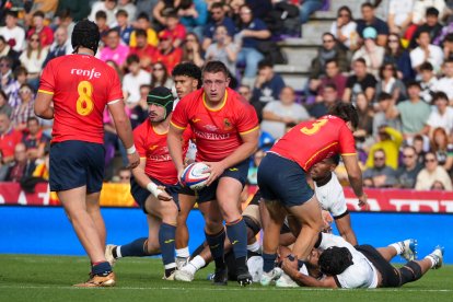 Álvaro García, capitán de la selección española, busca jugada tras superar el intento de robo de oval de Fiyi.