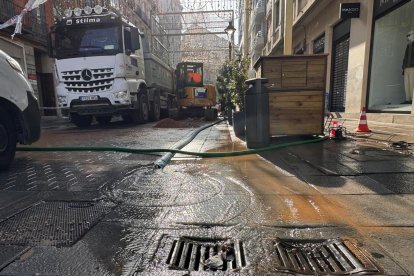 Una fuga de agua en la calle Santiago provoca un apagón.