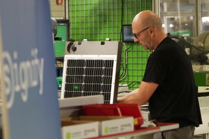 Un operario en una de las líneas de producción de la empresa Signify en Valladolid.