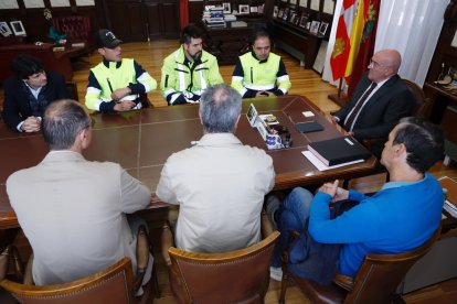 El alcalde de Valladolid, Jesús Julio Carnero, junto a los operarios de Aquavall que han trabajado en Aldaia (Valencia), el gerente de la empresa y el concejal de Medio Ambiente (de espaldas)