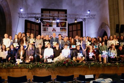 Foto de familia de todos los premiados en la gala, junto a las autoridades.