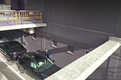 Domingo Catoira abandona el estadio Zorrilla en la mañana del domingo.