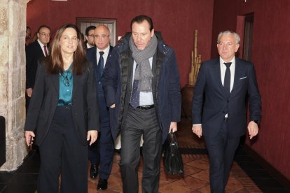 Adriana Ulibarri, Jacinto Canales, Óscar Puente y Nicanor Sen a su llegada al Club de prensa de El Mundo 'Conversaciones políticas con Óscar Puente'.