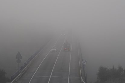 Niebla en una carretera.