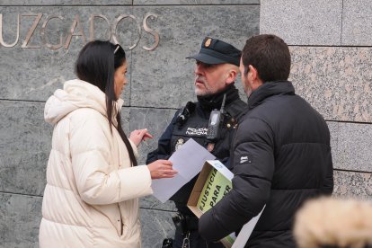 Inés López, hermana de Esther, hoy, a la puerta de los juzgados. .
