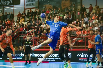 Pablo Herrero vuela y arma el brazo antes de lanzar tras superar la defensa del BM Torrelavega.
