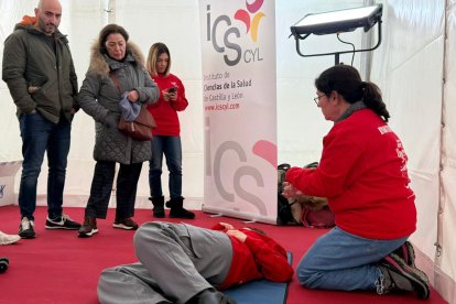 Una instructora enseña maniobras a varios participantes de la acción formativa.
