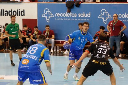 Alejandro Pisonero busca jugada con el balón controlado.