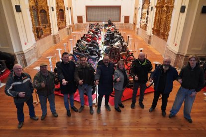 Autoridades y organizadores tras la inauguración en Tordesillas.