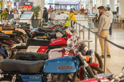 Exposición de motos clásicas en el centro comercial VallSur. J.M. LOSTAU.