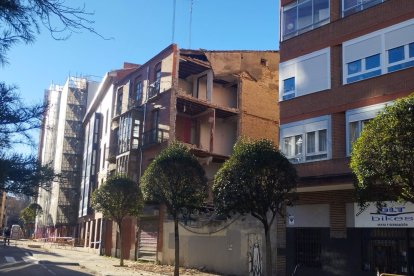 Aspecto del edificio en ruinas de la calle Puente Mayor de Valladolid.
El Ayuntamiento de Valladolid acometerá este martes, de forma subsidiaria, los trabajos de demolición total del edificio situado en el número 1 de la Plaza de San Nicolás tras el derrumbe, en las últimas horas, de su pared medianera que ha dejado a la vista el interior del inmueble, en ruina desde hace muchos años.
CASTILLA Y LEÓN ESPAÑA EUROPA VALLADOLID SOCIEDAD