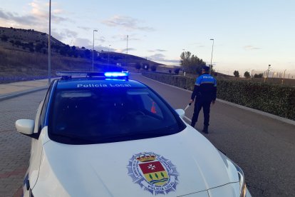 Imagen de un control de la Policía Local en la zona de Narciso Monturiol con objeto del estudio policial