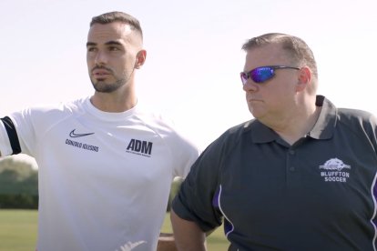 Gonzalo Iglesias observa un entrenamiento junto al responsable de fútbol de la Bluffton University.