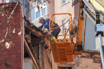 Un operario trabaja en la demolición del edificio de la calle Puente Mayor