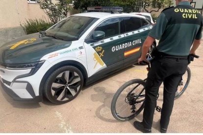 La Guardia Civil de Traspinedo con una de las bicicletas robadas