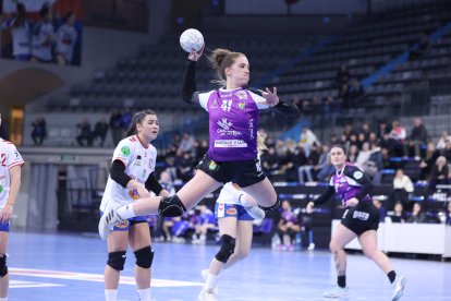 Savina Bergara vuela en uno de sus tres goles en Granollers.