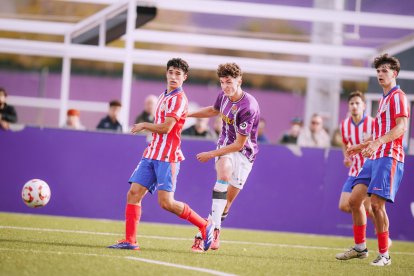 Mariano dispara a puerta en el partido de liga contra el Atlético de Madrid en casa