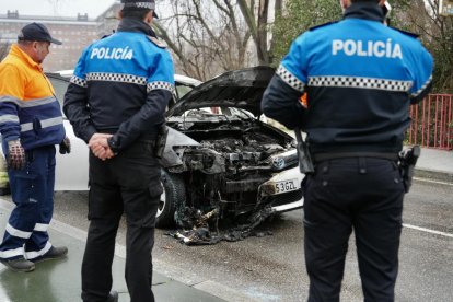 Un coche se incendia en el puente de poniente de la capital.