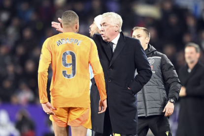 Carlo Ancelotti da instrucciones a Mbappé durante el partido contra el Real Valladolid