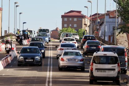 Imagen de archivo de atascos y retenciones en el viaducto de Arco Ladrillo en Valladolid.