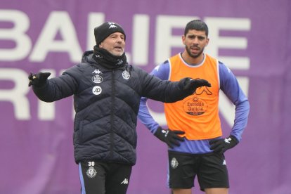 Cocca da una orden ante Cenk, durante un entrenamiento del Real Valladolid.